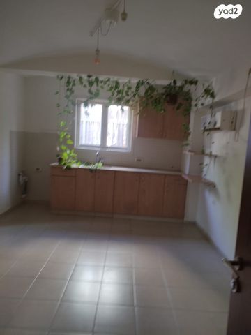 יחידת דיור, אוסישקין 18, ד' / מערב מרכז העיר, רחובות