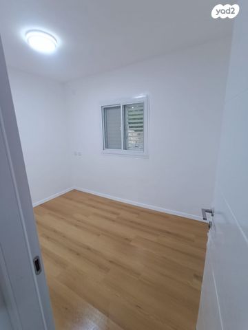 דו משפחתי, הנרקיס 2, עלי, עלי