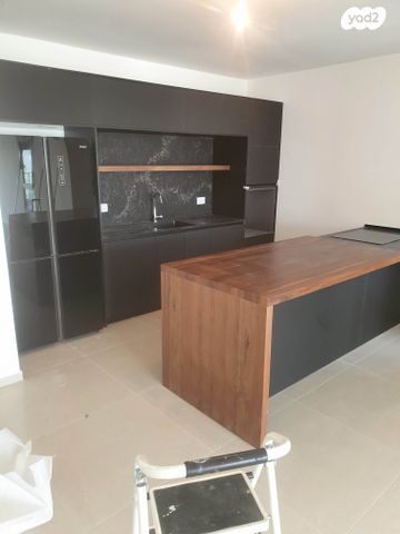 דירה, דרך אריק שרון 15, מעונות גאולה, חיפה