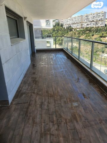 דירה, דרך אריק שרון 15, מעונות גאולה, חיפה