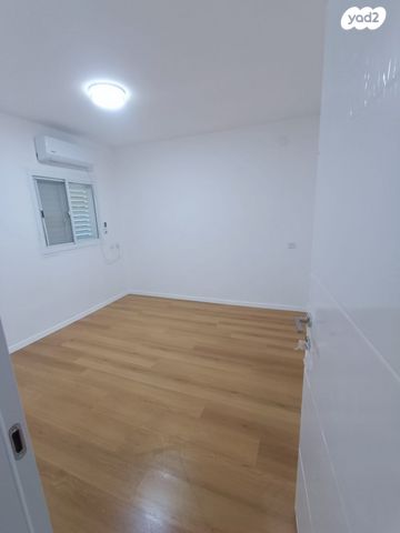 דו משפחתי, הנרקיס 2, עלי, עלי