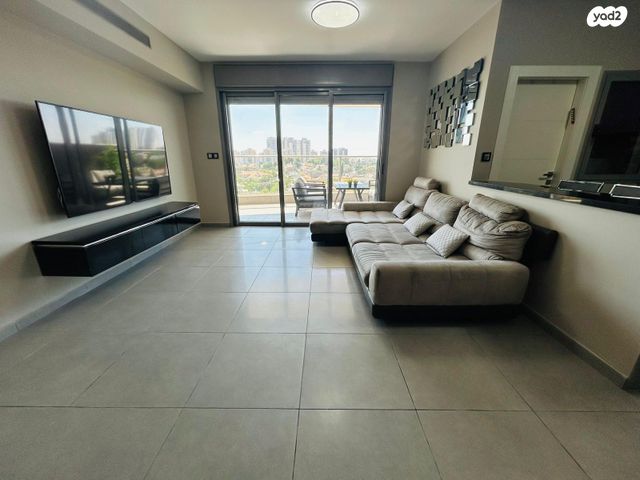 דירה, אפרים קישון 4, חתני פרס ישראל, באר יעקב