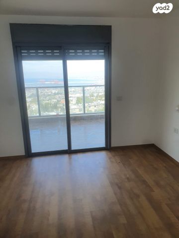 דירה, דרך אריק שרון 15, מעונות גאולה, חיפה