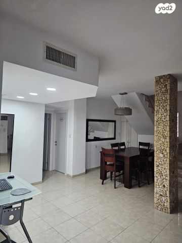 דו משפחתי, פרי מגדים 47, מגדים, מעלה אדומים