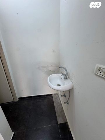 חנויות/ שטח מסחרי, ירושלים 40, לב העיר, בת ים