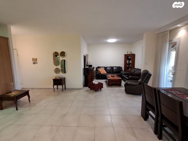 דירה, יהושע רבינוביץ, בן גוריון, חולון