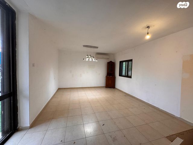 דו משפחתי, אריאל