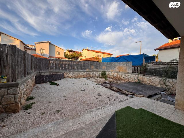 דו משפחתי, אריאל