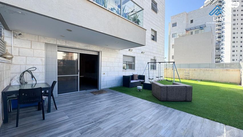 דירת גן, שדרות מנחם בגין, החותרים, טירת כרמל