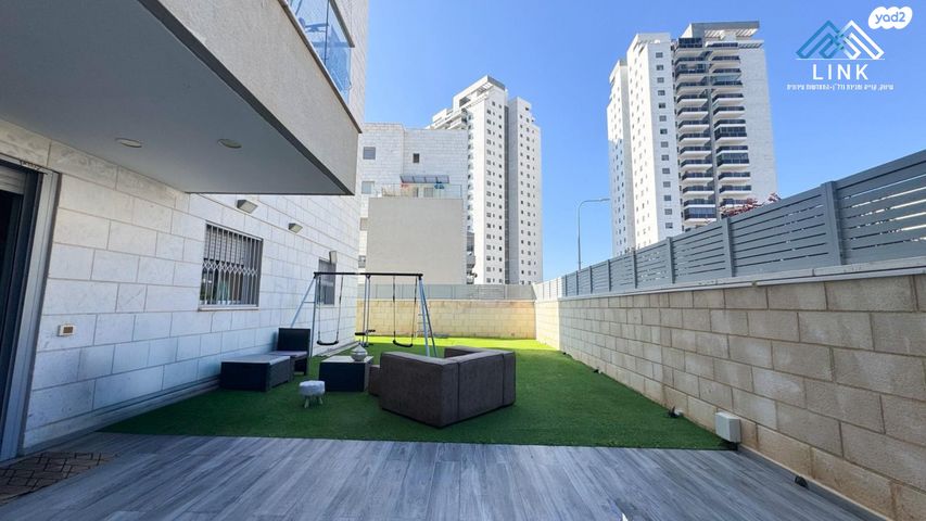 דירת גן, שדרות מנחם בגין, החותרים, טירת כרמל