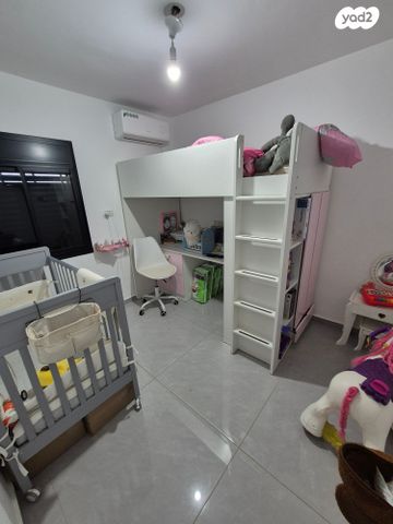 דו משפחתי, הרב עוזיאל, שיכון ד, טבריה