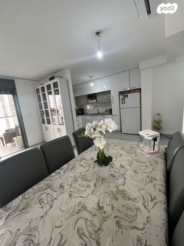 דירה, יוסף אבו, נתיבות מערב, נתיבות