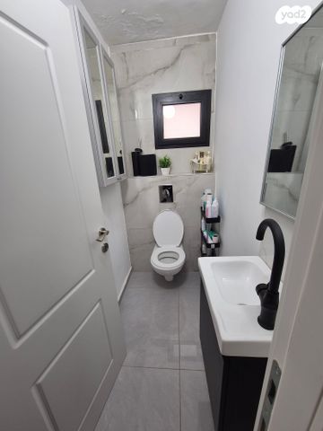 דו משפחתי, הרב עוזיאל, שיכון ד, טבריה