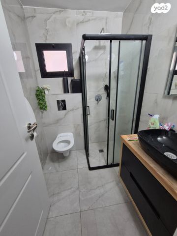 דו משפחתי, הרב עוזיאל, שיכון ד, טבריה