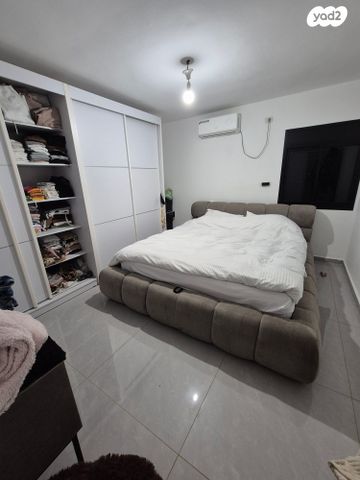 דו משפחתי, הרב עוזיאל, שיכון ד, טבריה