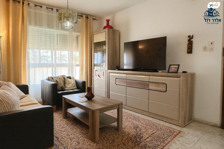 דירה, האלון, אורות, אור עקיבא