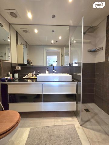 דירה, ניסים אלוני, צמרות איילון, פארק צמרת, תל אביב יפו