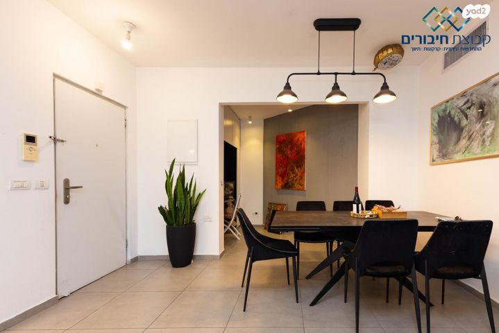 דירה, יפה ירקוני, ראש העין