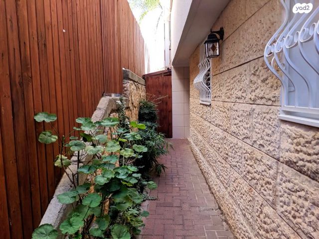 דירת גן, דרך הציונות, רובע ד', אריאל