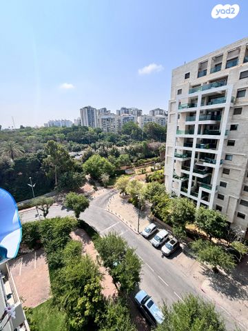 דירה, אורי צבי גרינברג, אזורי חן, גימל החדשה, תל אביב יפו