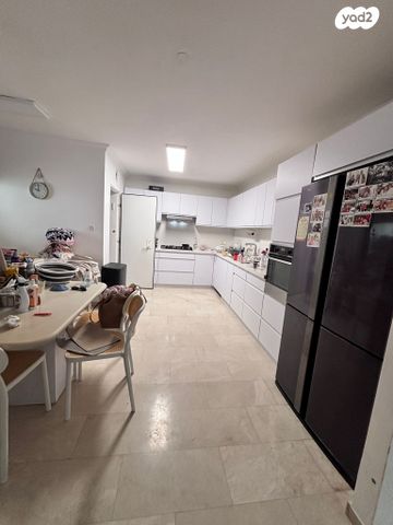 דירה, אורי צבי גרינברג, אזורי חן, גימל החדשה, תל אביב יפו