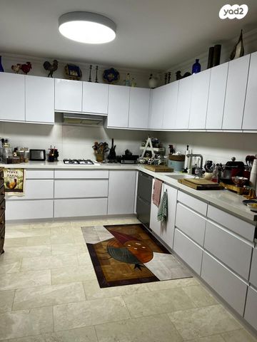 דירה, אורי צבי גרינברג, אזורי חן, גימל החדשה, תל אביב יפו