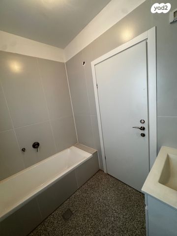 דירה, יחזקאל קזז, הראשונים, אור יהודה