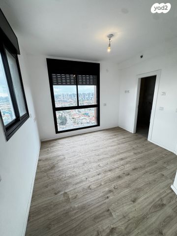 דירה, יחזקאל קזז, הראשונים, אור יהודה