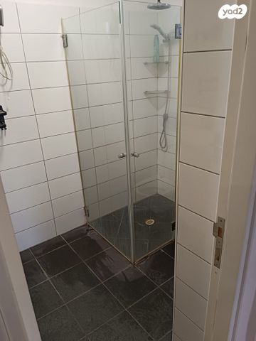 דירה, הגיבור האלמוני, יד אליהו, תל אביב יפו