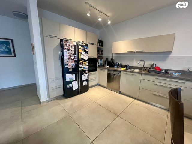 דירה, יהודה עמיחי, נווה זמר, רעננה