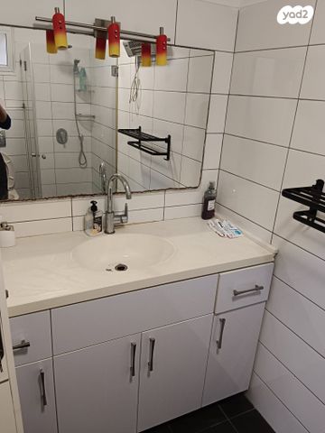 דירה, הגיבור האלמוני, יד אליהו, תל אביב יפו