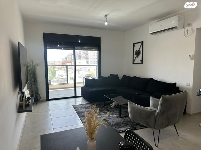 דירה, אריק איינשטיין, נווה שרון / שער העיר, נתיבות