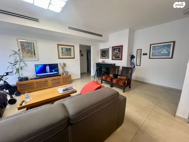 דירה, יהודה עמיחי, נווה זמר, רעננה