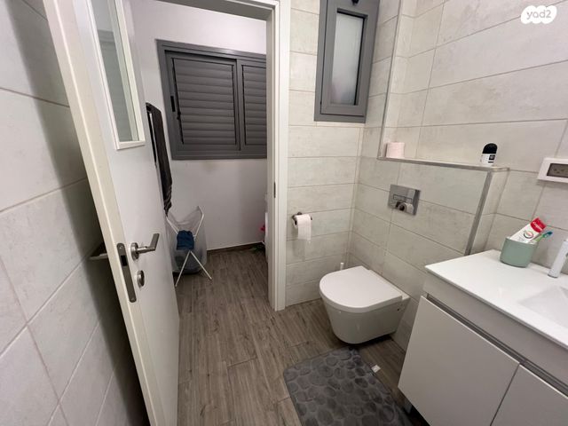 דירה, יהודה עמיחי, נווה זמר, רעננה