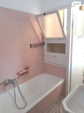 דירה, דבורה הנביאה, נגבה, רמת גן