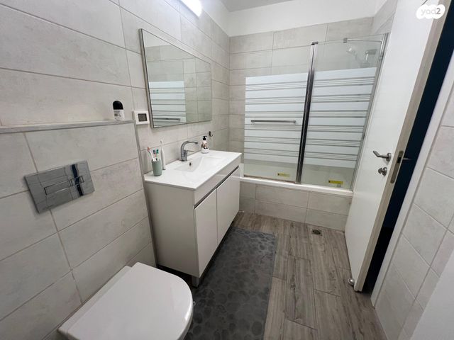 דירה, יהודה עמיחי, נווה זמר, רעננה