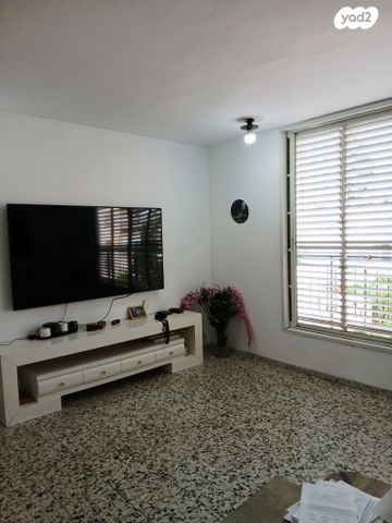 דירה, דבורה הנביאה, נגבה, רמת גן