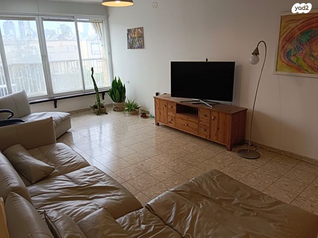 דירה, הגיבור האלמוני, יד אליהו, תל אביב יפו