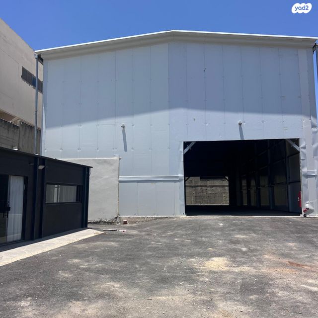 מבני תעשיה, מפעלי נחם הר טוב