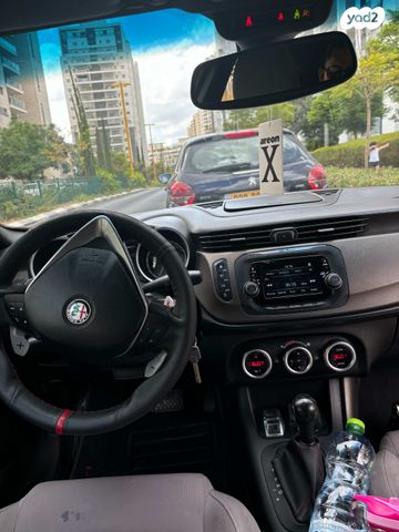 מודעת רכב אלפא רומיאו ג'ולייטה