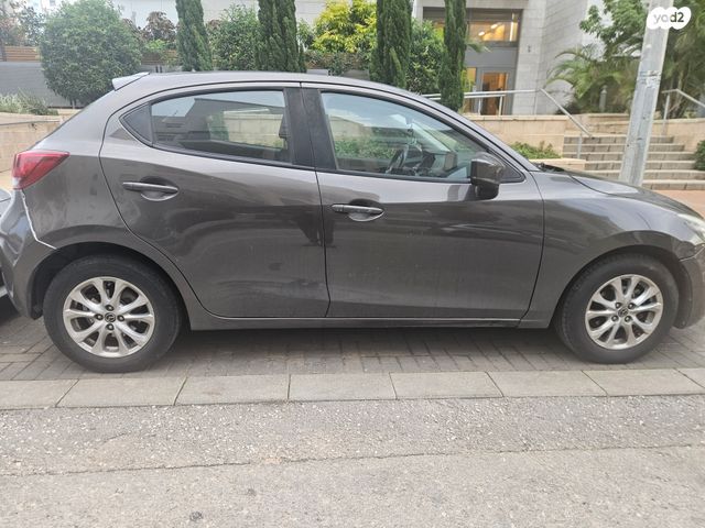 מודעת רכב מאזדה 2