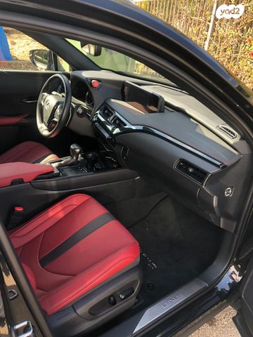 מודעת רכב לקסוס UX