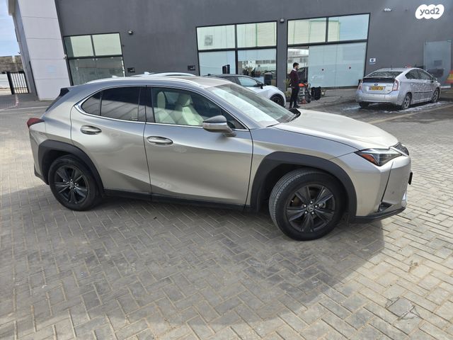 מודעת רכב לקסוס UX