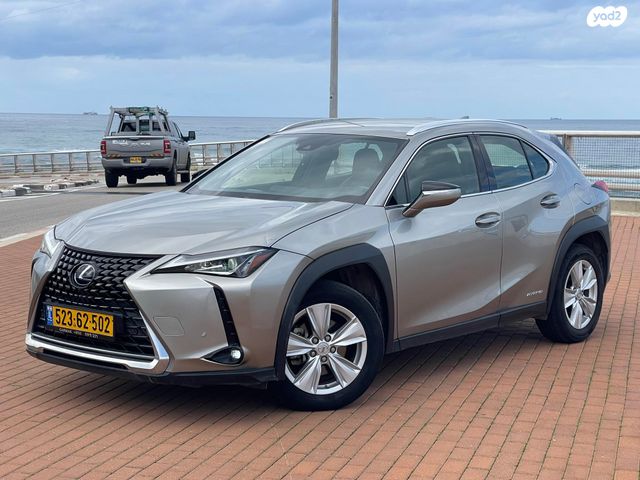 מודעת רכב לקסוס UX