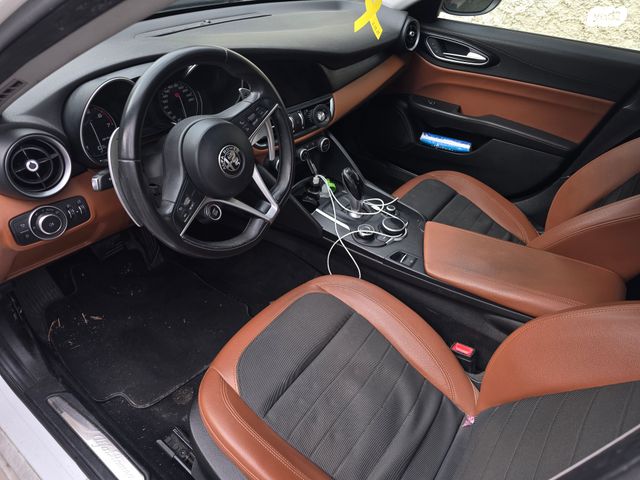 אלפא רומיאו ג'וליה