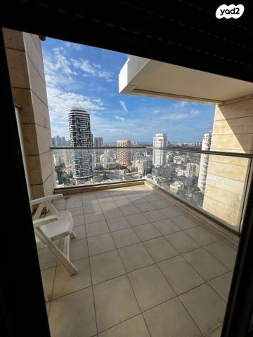 שדרת התמרים 3