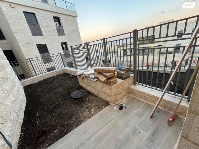 דירת גן, הגיתית 9, כלי שיר, מעלה אדומים