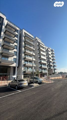 מאה ושישים 1