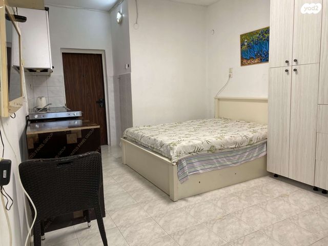 כיכר העצמאות 13