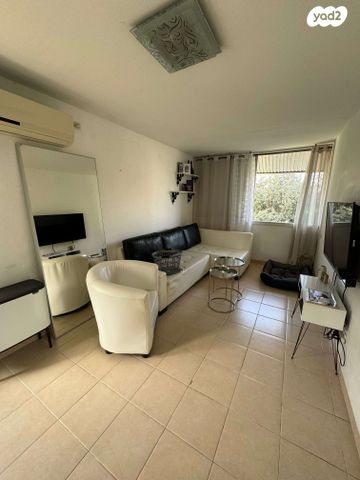 דירה, א.ד. גורדון 22, גיורא, טירת כרמל